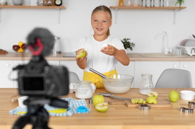 Petit smiley de plan moyen en train de cuisiner