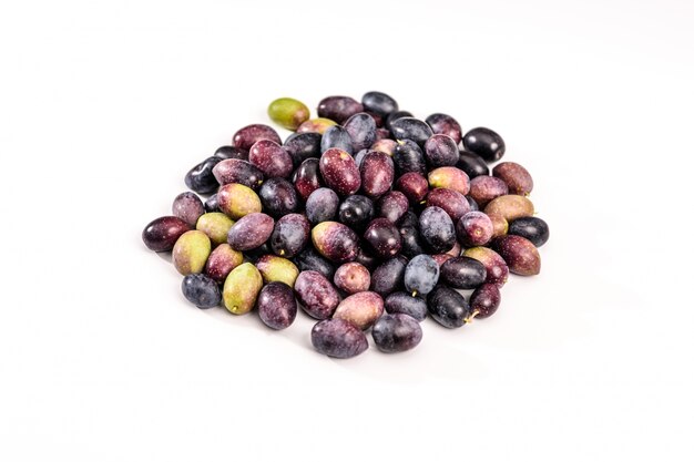 Petit tas d&#39;olives isolé sur fond blanc.