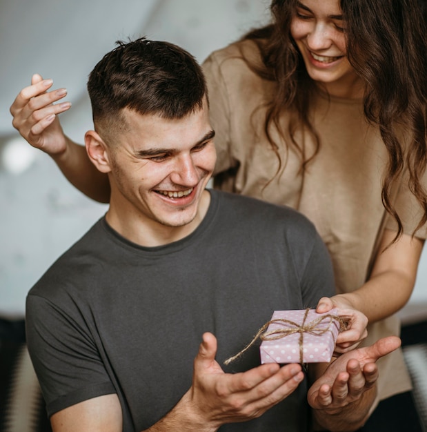 Petite amie petit ami surprenant pour la Saint-Valentin