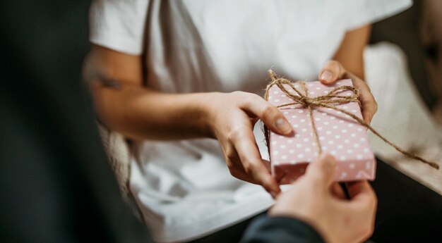 Petite amie recevant un cadeau de la Saint-Valentin