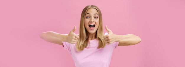 Photo gratuite petite amie de soutien acclamant le joueur préféré montrant les pouces vers le haut avec un sourire positif heureux