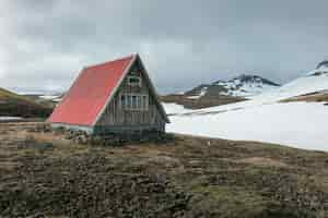 Photo gratuite une petite cabane dans un champ