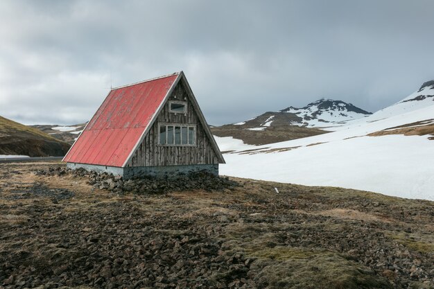 Une petite cabane dans un champ