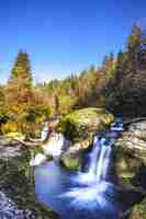 Photo gratuite petite cascade de montagne sur les rochers dans l'ain, france