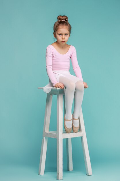 La petite danseuse balerina sur bleu