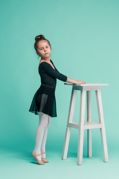 Photo gratuite la petite danseuse balerina sur bleu