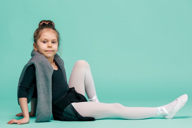 La petite danseuse de balerina sur l'espace bleu