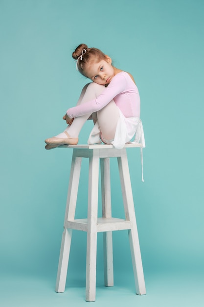 La petite danseuse de balerina sur fond bleu