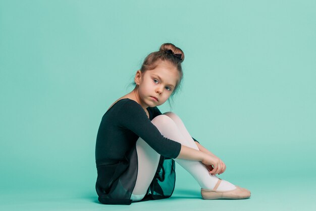 La petite danseuse de balerina sur mur bleu