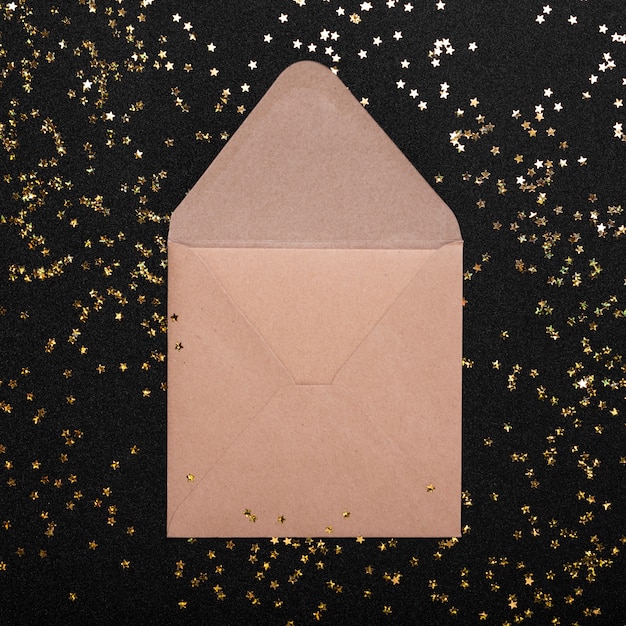 Photo gratuite petite enveloppe avec paillettes sur table