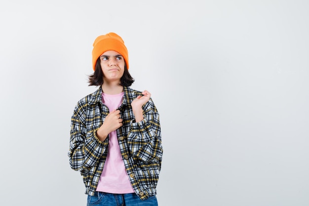 Photo gratuite petite femme en t-shirt à l'écart tout en gardant les mains devant elle