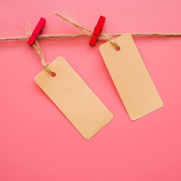 Petite feuille de papier suspendue au fil