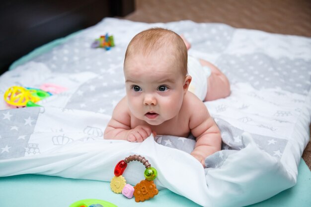 Petite Fille De 3 Mois Est Allongee Sur Le Lit Bebe Sans Vetements Dans Une Couche Photo Premium Petite Fille De 3 Mois Est Allongee Sur Le Lit Bebe Sans Vetements Dans Une Couche Photo Premium