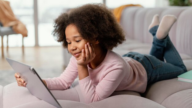 Petite fille à l'aide de tablette