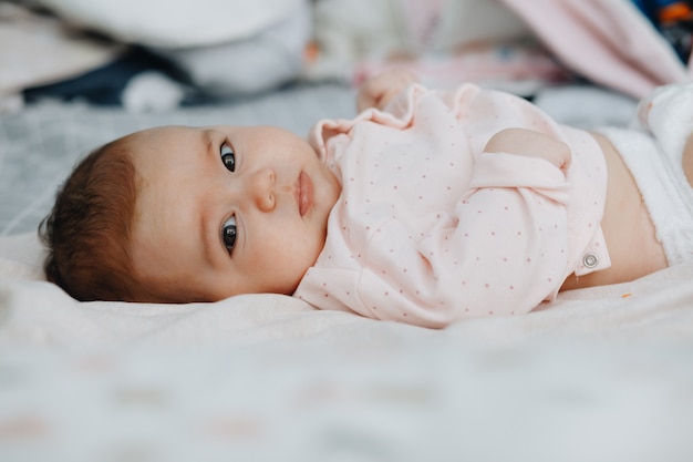Petite Fille Allongee Sur Le Dos Sur Le Lit Dans Une Chambre Lumineuse Vetue D Une Robe D Ete Legere Bebe Calme Bebe De 3 Mois Copie Espace Photo Premium Petite Fille Allongee Sur Le Dos Sur Le Lit Dans Une Chambre Lumineuse Vetue D Une Robe D Ete Legere Bebe Calme Bebe De 3 Mois Copie Espace Photo Premium