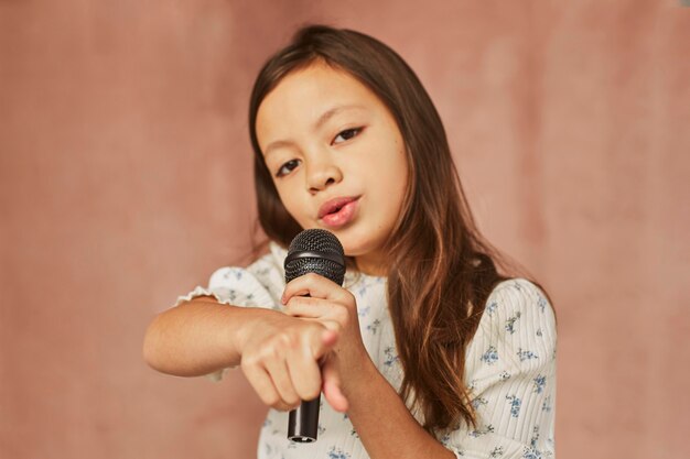 Petite fille apprenant à chanter à la maison