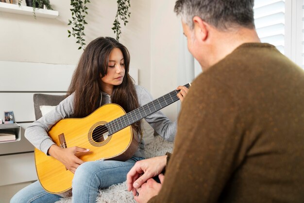 Petite fille apprenant à jouer de la guitare