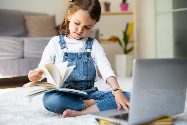 Petite fille apprenant à lire