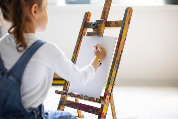 Petite fille apprenant à peindre