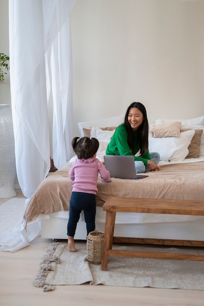 Petite fille asiatique passe du temps à la maison avec sa mère