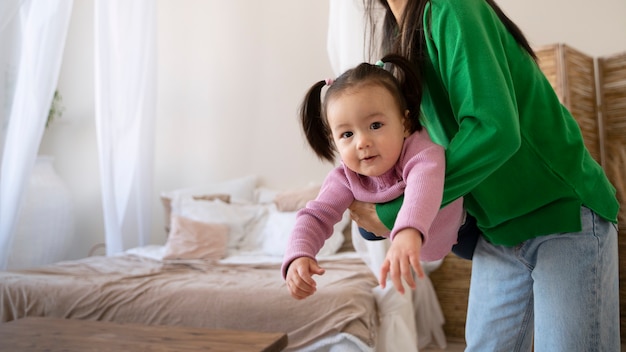 Petite fille asiatique passe du temps à la maison avec sa mère