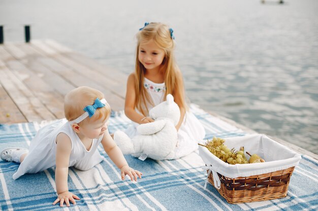 Petite fille au bord du lac