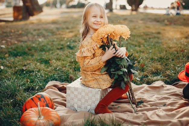 Petite fille en automne parc