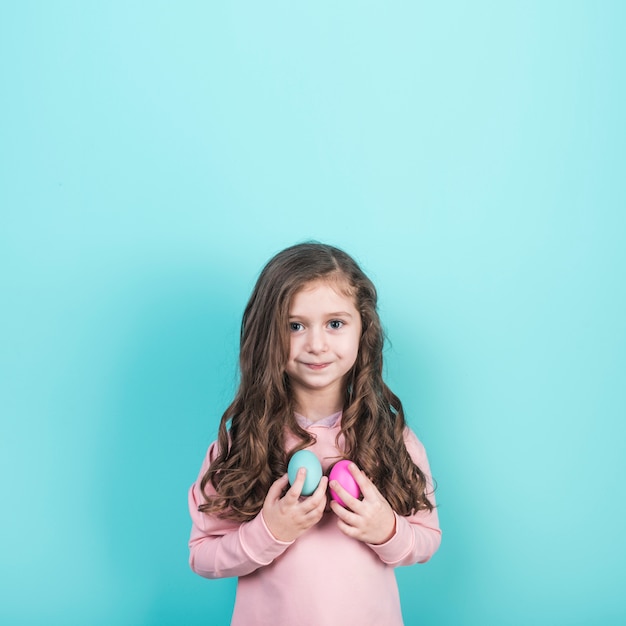 Petite fille aux oeufs de Pâques