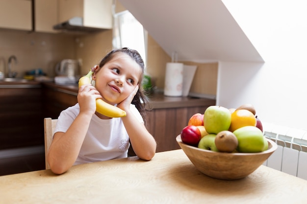 Photo gratuite petite fille ayant une collation saine à la maison