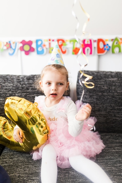 Photo gratuite petite fille avec ballon