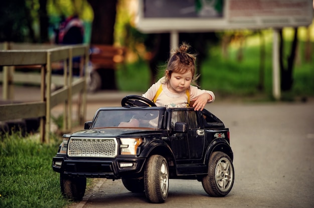 Enfant Avec Une Voiture Rouge Photo Gratuite Enfant Avec Une Voiture Rouge Photo Gratuite