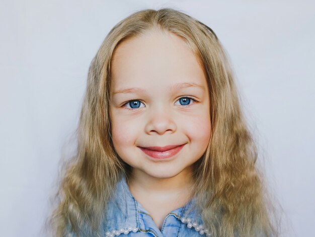 Jolie Petite Fille Dans Un Impermeable Modish Et Des Bottes En Caoutchouc Isolees Sur Le Fond Jaune Mode Enfant Espace Copie Photo Premium