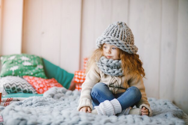 petite fille en bonnet et écharpe