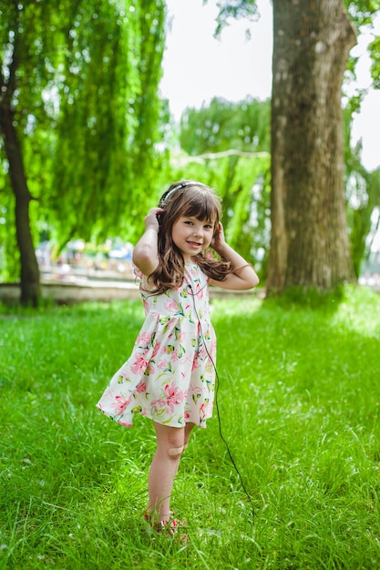 Petite fille avec un casque