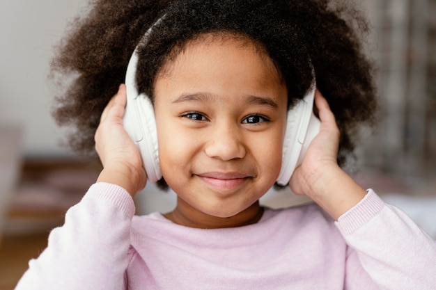 Petite fille avec un casque