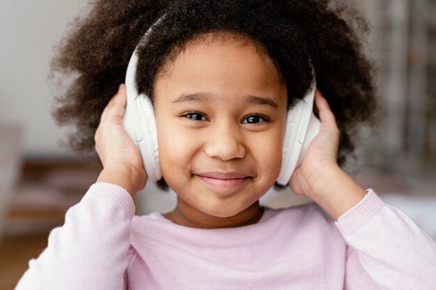 Petite fille avec un casque