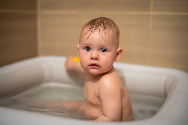 Gros Plan Bebe Aux Yeux Bleus Dans La Baignoire Photo Gratuite Gros Plan Bebe Aux Yeux Bleus Dans La Baignoire Photo Gratuite