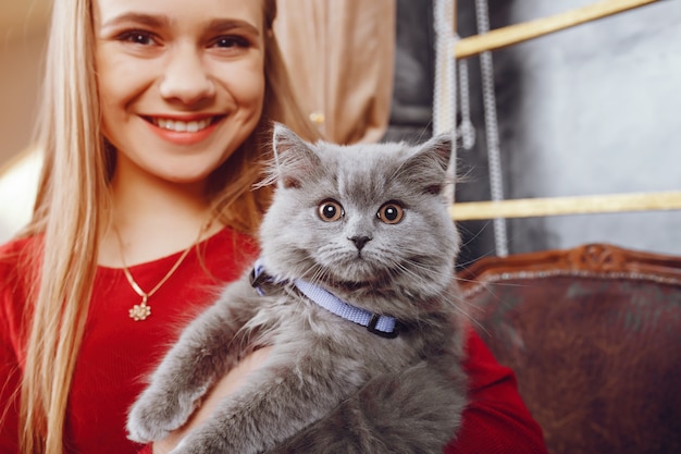 Petite fille avec chat