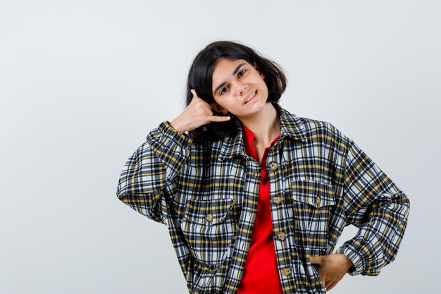 Petite Fille En Chemise, Veste Montrant Le Geste D'appel Téléphonique, Vue De Face.