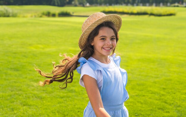 Petite fille coiffée d'un chapeau