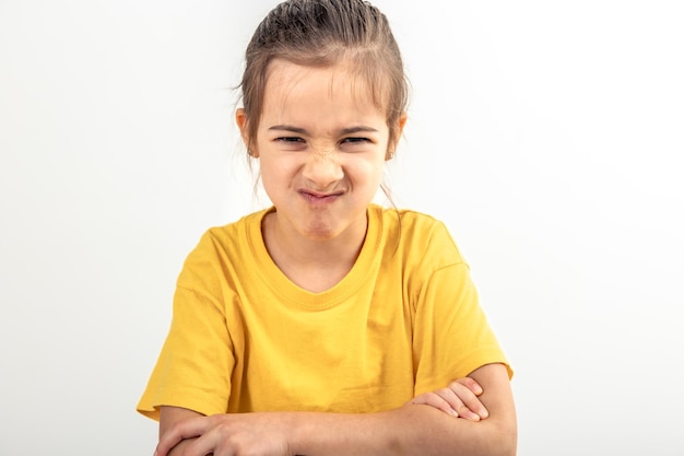 Photo gratuite petite fille en colère avec les mains croisées sur un fond blanc isolée