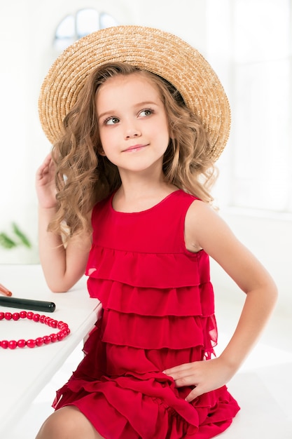 Belle fille de 2 ans image stock. Image du humain, robe - 10945007