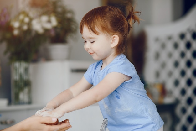 Photo gratuite petite fille cuire la pâte pour les cookies