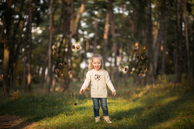 Petite fille dans la forêt