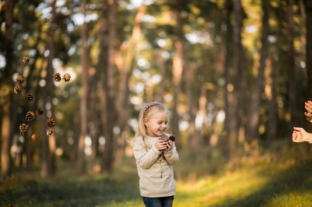 Petite fille dans la forêt