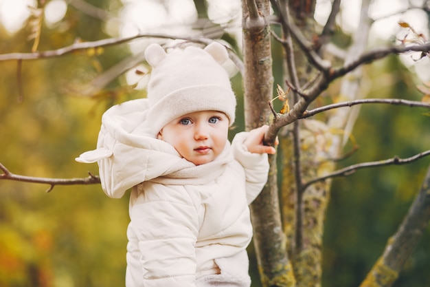 Petite fille dans un parc en automne