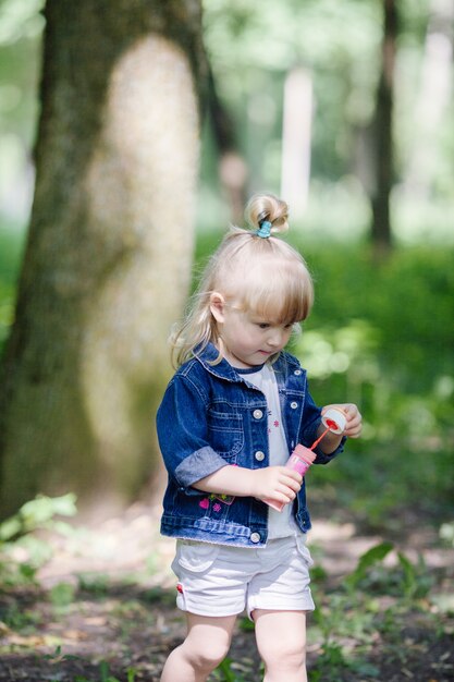Petite fille dans un parc avec une pompeuse