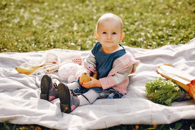 Petite fille dans un parc