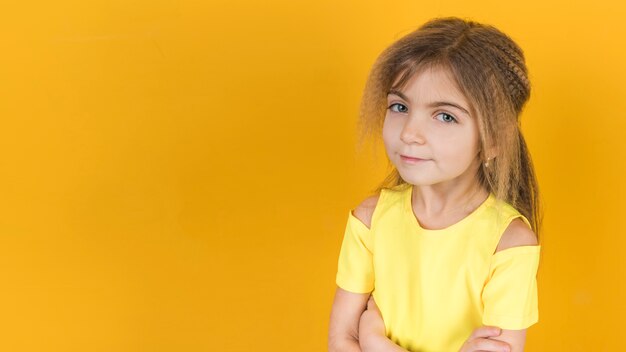 Petite fille debout avec les bras croisés