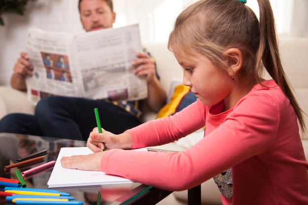 Petite fille dessine avec son père fond